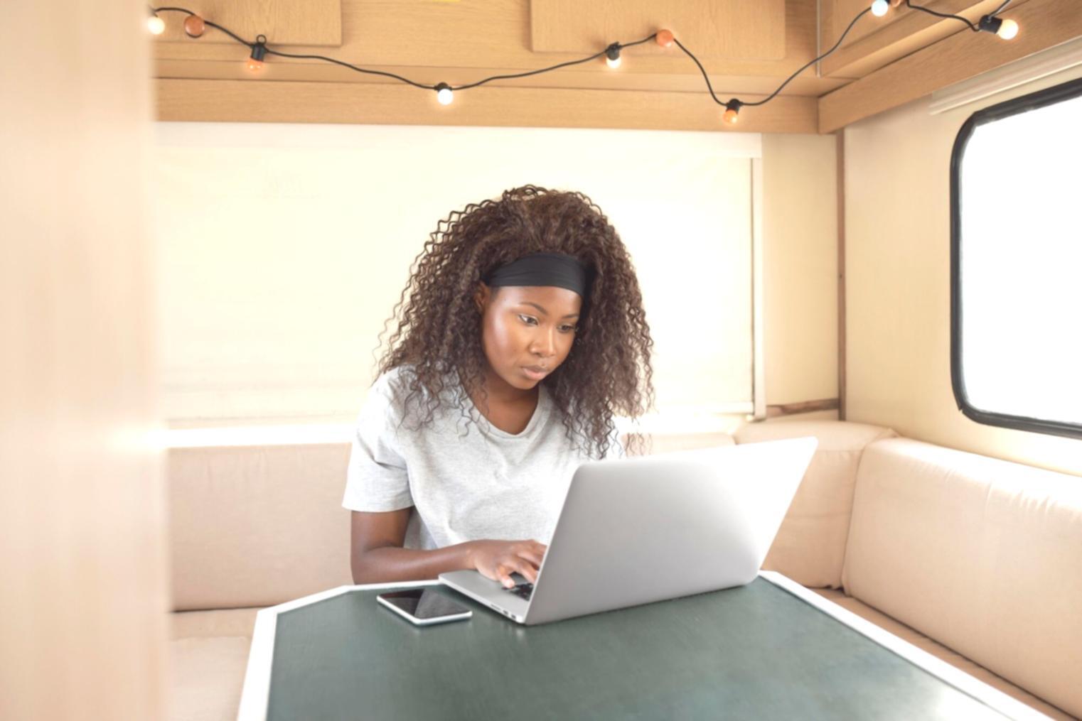 Espace de travail organisé avec documents financiers et ordinateur portable